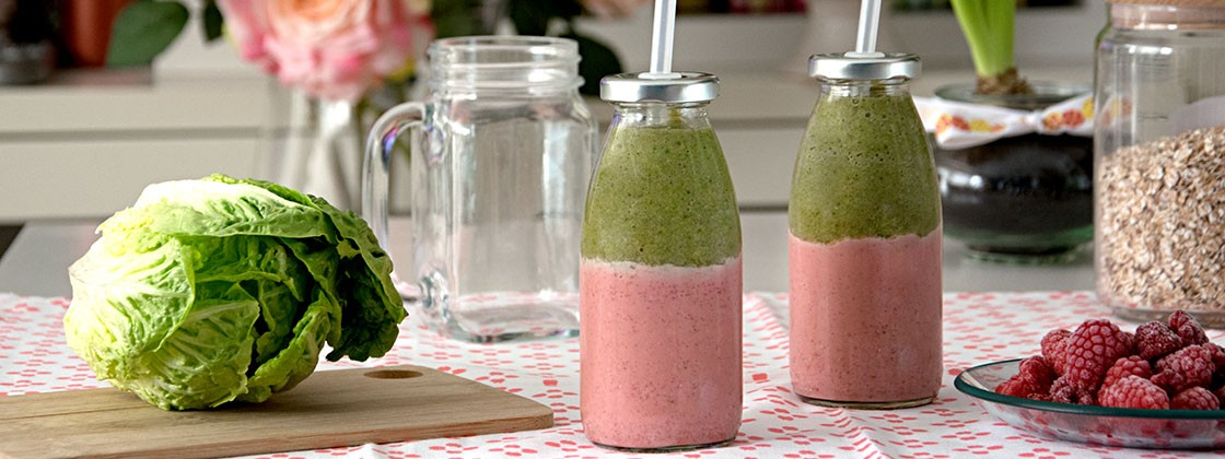 Zweifarbiger Smoothie in Flaschen