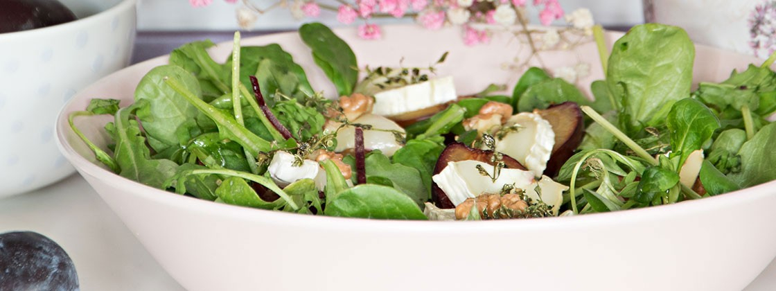 Salat mit überbackenen Pflaumen und Ziegenkäse
