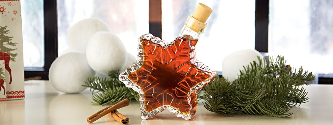 Würziger Wintergenuss in Sternflasche mit Weihnachtsdekoration