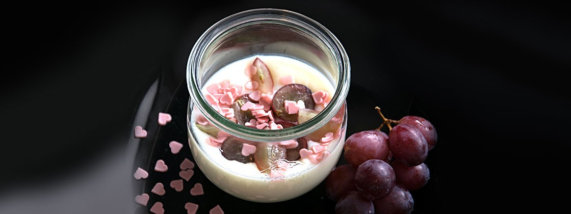 Süßer Grießbrei mit Früchten