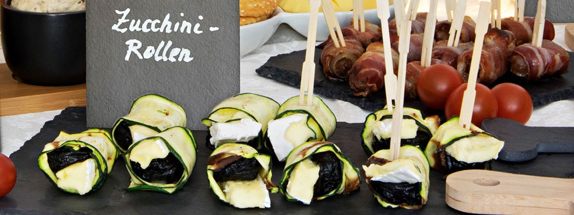 Zucchini-Rollen auf Schieferplatte
