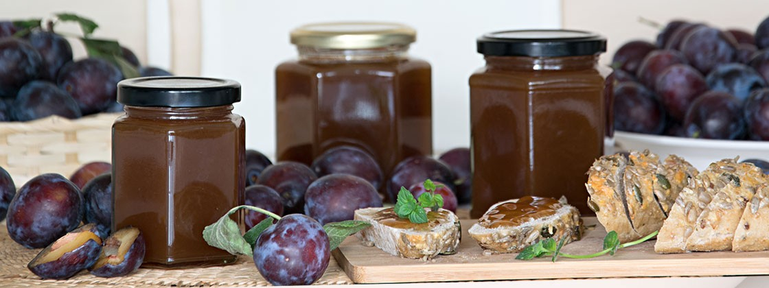 3 Gläser Zwetschgen-Birnen-Gelee, Pflaumen und Brot
