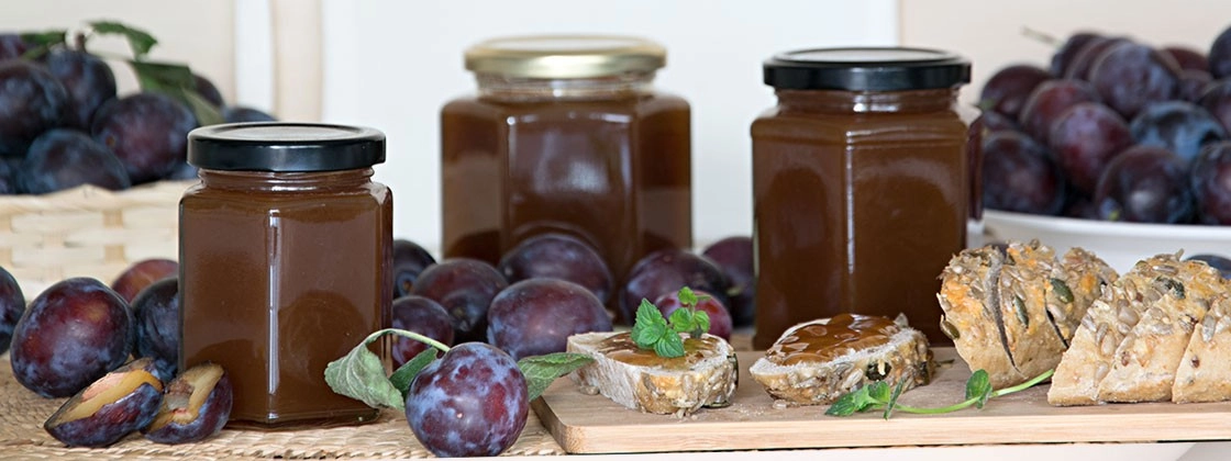 3 Gläser Zwetschgen-Birnen-Gelee, Pflaumen und Brot