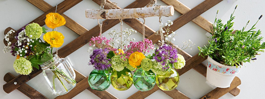 Blumen im Glas hängend arrangiert Blumen im Glas hängend arrangiert