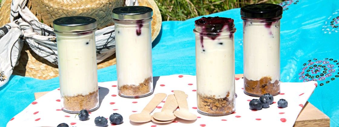 4 Gläser mit Zitronencreme-Blaubeer-Dessert